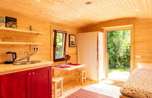 Le Gue-d'Allere Cama Y Desayuno | La Jolie Longère Fleurie Roulotte avec piscine et grand jardin
