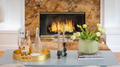 Village of La Jolla Casa | La Jolla Living by AvantStay A Location Private Backyard Lounge