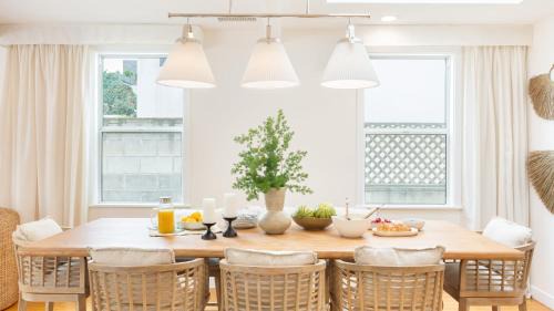Village of La Jolla Casa | La Jolla Living by AvantStay A Location Private Backyard Lounge