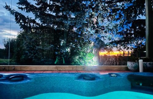 Blandin Cama Y Desayuno | La k abane jacuzzi extérieur chauffée piscine de saison totalement privatisé