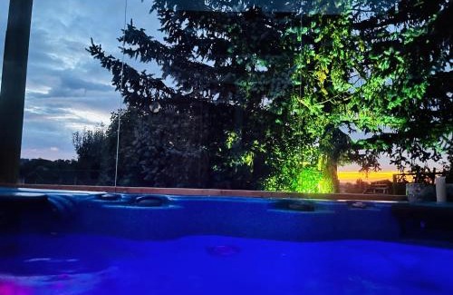 Blandin Cama Y Desayuno | La k abane jacuzzi extérieur chauffée piscine de saison totalement privatisé