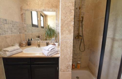 Saint-Victor-la-Coste Casa | La Lézarde, chambre d'hôte, piscine, salle d'eau privatif, café ou thé offert le matin