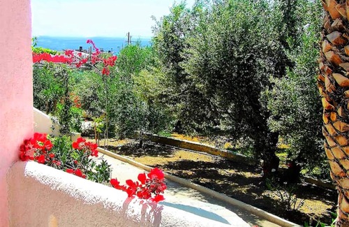Ferma Apartamento | Apartamento La Luna Blu "Sole", vista al mar, a 500 metros de la playa