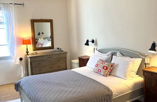 Sainte-Colombe-sur-lHers Casa | La Maison de Mama C: Charming french village home