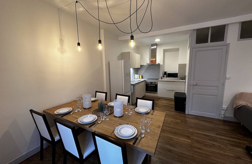 Vic-sur-Cere Casa | La Maison Blanche - Maison de Ville au Centre Village Montages - 15 min au ski