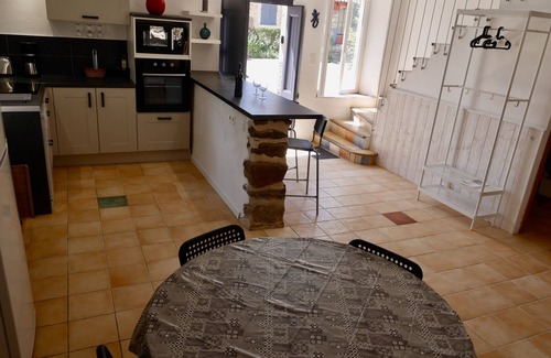 Quarante Casa | "La Maison Bleue" between vineyards and garrigue