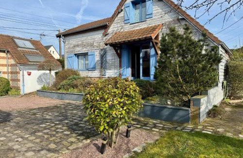 Cottenchy Casa | La Maison Bleue - Calme, Jardin, Billard