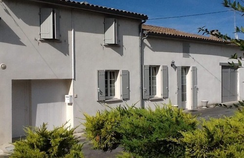 Semussac Casa | Casa de pueblo agradable, piscina climatizada, 4 dormitorios, 2 baños, cerca del mar.