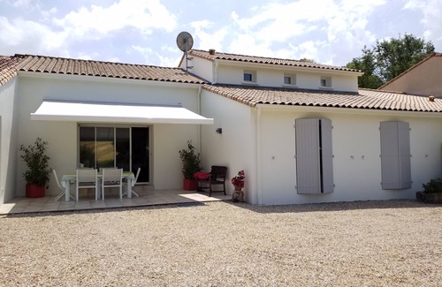 Semussac Casa | Casa de pueblo agradable, piscina climatizada, 4 dormitorios, 2 baños, cerca del mar.