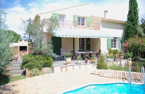 Montfavet Casa | La casa de olivos