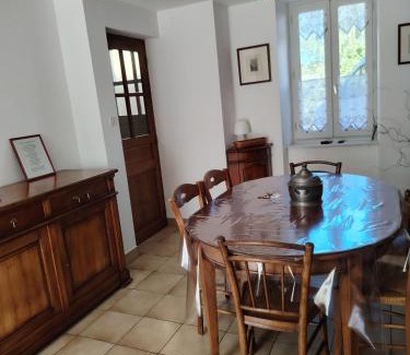 Manhac Casa | La Maison des Rosiers