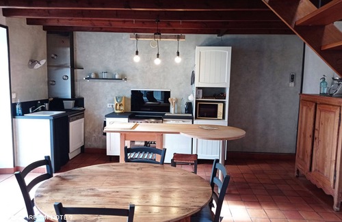 Montaigu-la-Brisette Casa | La Maison Bleue