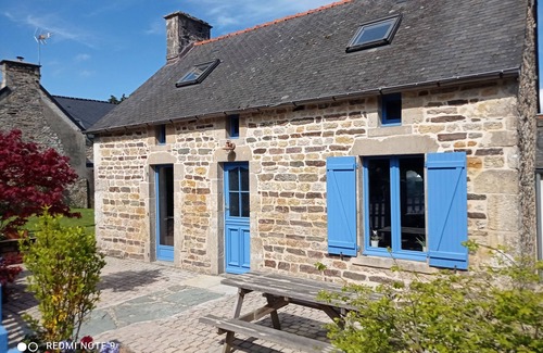 Montaigu-la-Brisette Casa | La Maison Bleue