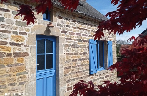 Montaigu-la-Brisette Casa | La Maison Bleue