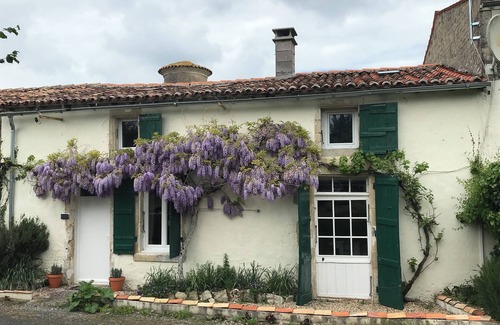 La Villedieu Cabaña | La Maison Glycine. A charming 3 bedroom cottage set in beautiful countryside