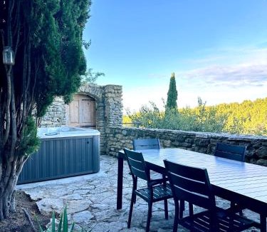 Saumane-de-Vaucluse Casa | La maison Haut-perché townhouse with view and jacuzzi