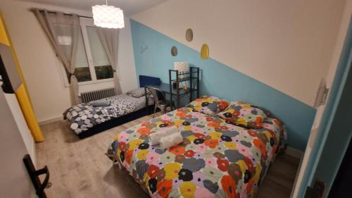 Reze Casa | La maison ocre - chambre turquoise