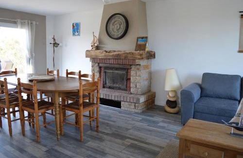 Asnelles Casa | La maison penchée, avec jardin à 50m de la plage