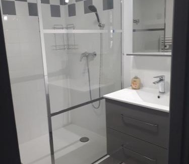 Rochecolombe Apartamento | La maison près de la cascade.