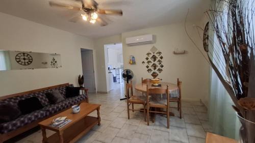 Rochecolombe Apartamento | La maison près de la cascade.