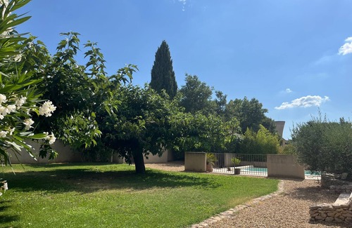 Senas Apartamento | La Maisonnette de Line located between Alpilles and Lubéron.