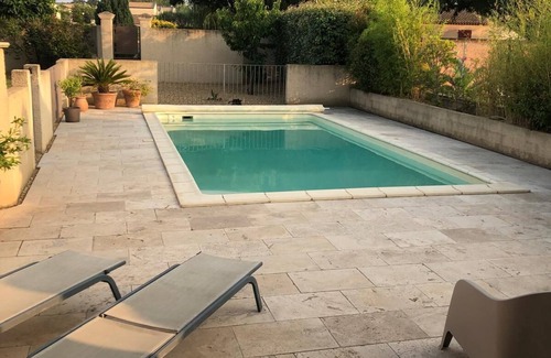 Senas Apartamento | La Maisonnette de Line located between Alpilles and Lubéron.