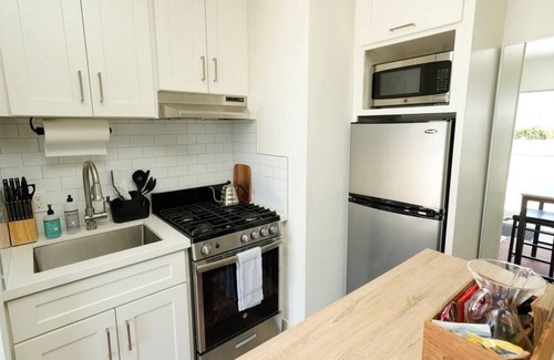El Segundo Apartamento | LA Modern Studio with Pool, BBQ Deck & Beaches