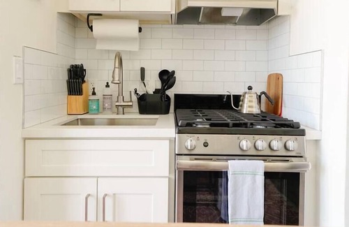 El Segundo Apartamento | LA Modern Studio with Pool, BBQ Deck & Beaches