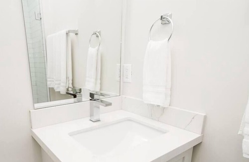 El Segundo Apartamento | LA Modern Studio with Pool, BBQ Deck & Beaches