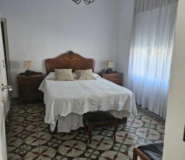 Nava de la Asuncion Casa | La Nava, casa de pueblo con patio y calefacción con chimenea