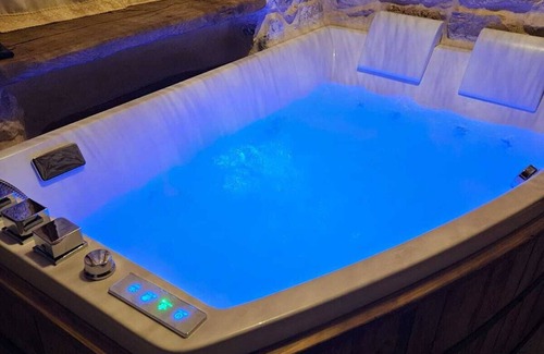 Norma Apartamento | La Nuit d'Amélie.... a cozy retreat with hot tub.....