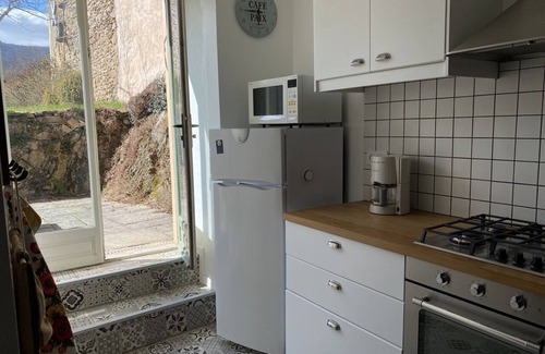 Villeneuve-dʼAllier Casa | La Pause, family home by the water