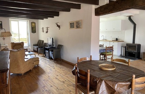 Villeneuve-dʼAllier Casa | La Pause, family home by the water