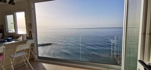 Benalmádena Apartamento | LA PERLA CRUISE Apartment on Private Beach, Modern with Aircon & wifi