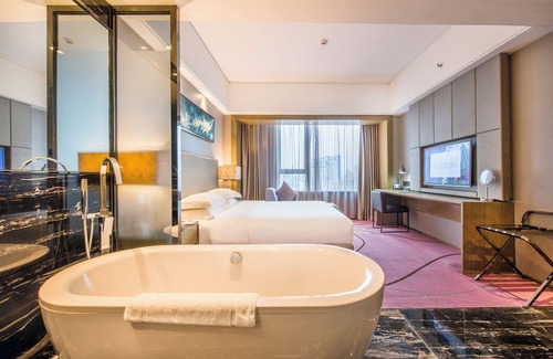 Tianhe Hotel | La Perle International Hotel - Free shuttle between hotel and Exhibition Center during Canton Fair & Exhibitor registration Counter