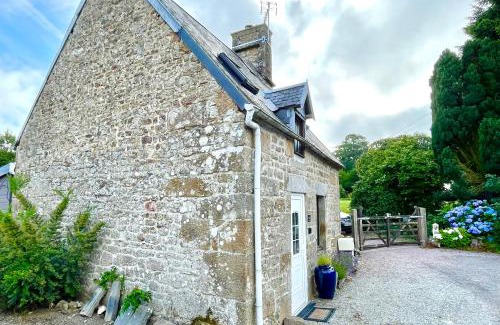 Saint-Michel-de-Montjoie Casa | La Petit Fleur - the little flower, cosy cottage