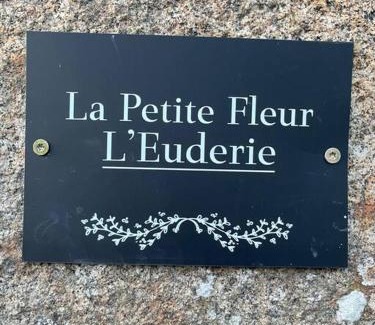 Saint-Michel-de-Montjoie Casa | La Petit Fleur - the little flower, cosy cottage