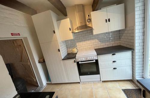 Saint-Michel-de-Montjoie Casa | La Petit Fleur - the little flower, cosy cottage