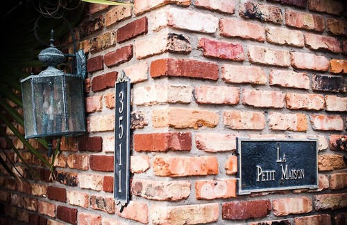 Bacliff Cabaña | La Petit Maison, es una cabaña de dos pisos frente al mar cerca de Kemah, TX