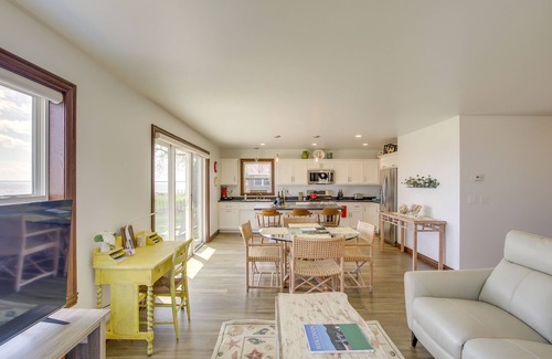 Oshkosh Casa | ‘La Petit Maison’ - Lakefront Oshkosh Home!