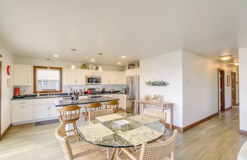 Oshkosh Casa | ‘La Petit Maison’ - Lakefront Oshkosh Home!