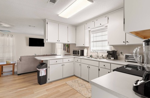 Dock Junction Casa | La Petit Refuge - Pet Friendly w/ Fenced Yard