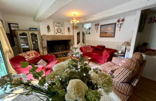 Lanvallay Casa | La Petite Madeleine is a Charming 2 Bedroom Pet Friendly Gite situated on Dinan Port