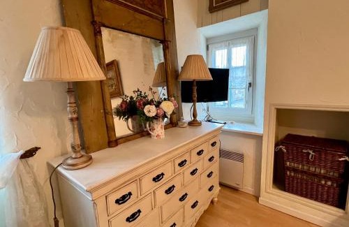 Lanvallay Casa | La Petite Madeleine is a Charming 2 Bedroom Pet Friendly Gite situated on Dinan Port