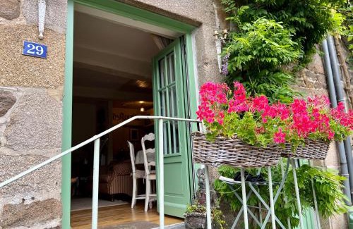 Lanvallay Casa | La Petite Madeleine is a Charming 2 Bedroom Pet Friendly Gite situated on Dinan Port