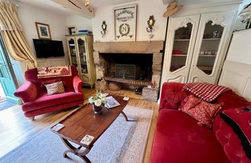 Lanvallay Casa | La Petite Madeleine is a Charming 2 Bedroom Pet Friendly Gite situated on Dinan Port