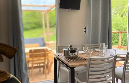 Daglan Casa | La Peyrugue Campsite * - TUSCANY Cottage: 3 bedrooms - TV - Air conditioning - Dishwasher - Covered terrace - 6 people