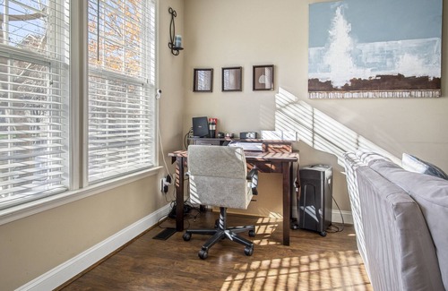 La Plata Casa | La Plata Maryland Manor - Pet Friendly Townhouse by Hospital & Food - Sleeps 6