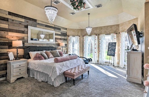 La Porte Casa | La Porte House w/ Grotto Pool on 5 Acres!
