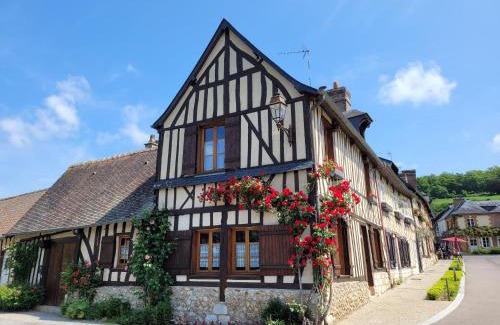 Le Bec-Hellouin Casa | La Porterie face à l'abbaye